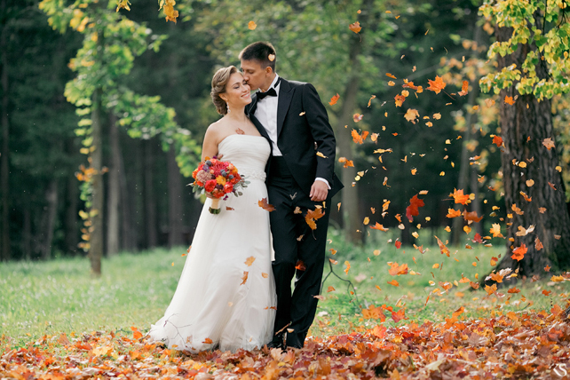 Жених и невеста в лесу