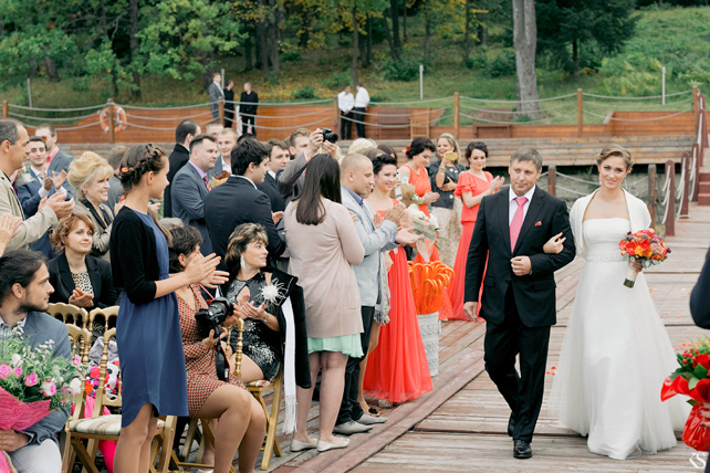 Отец ведет невесту