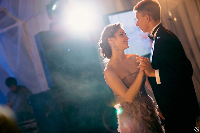 Жених и невеста танцуют