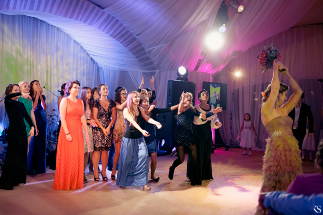 Невеста бросает букет