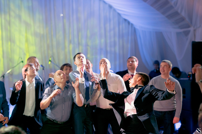 Жених бросает подвязку