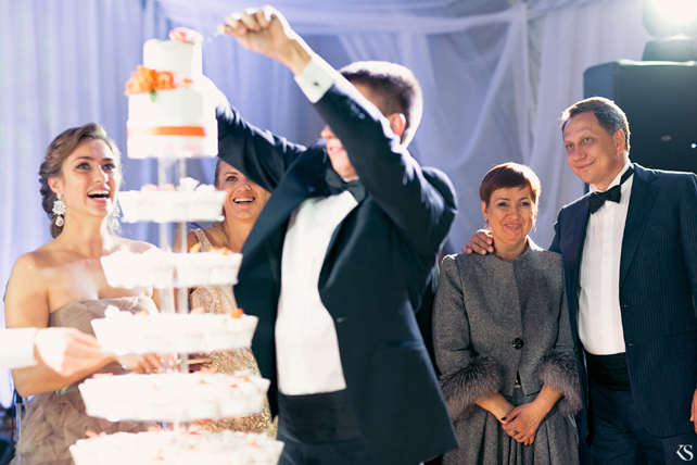 Жених и невеста режут торт