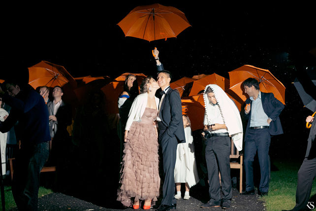 Гости под зонтами