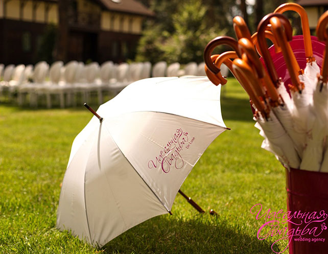 королевская нежность, роскошная свадьба, зонтики на церемонии