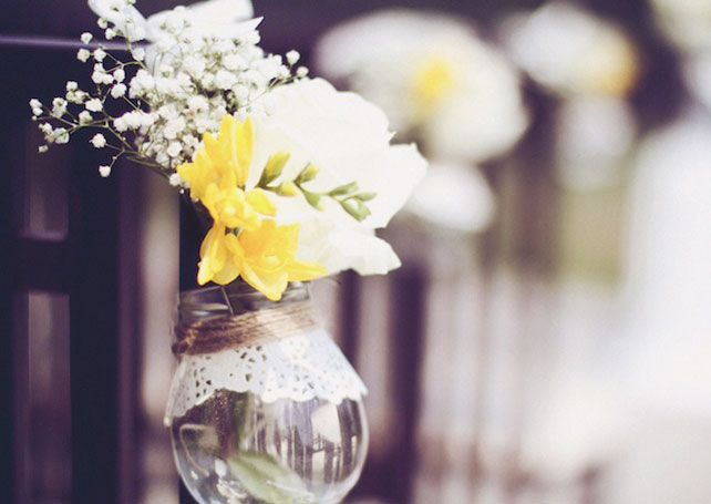 Кружевная свадьба Лели и Димы, цветы в баночках с кружевом