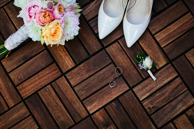 Легче ветра - свадьба на берегу, кольца, туфли, цветы