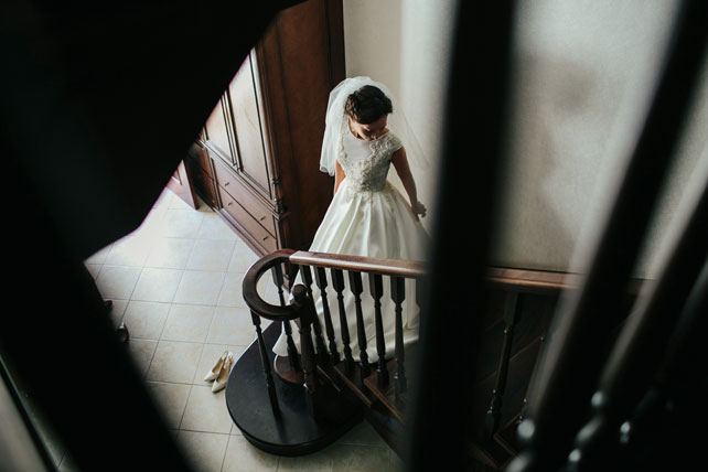 Легче ветра - свадьба на берегу, невеста на лестнице