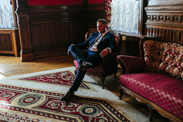 Легче ветра - свадьба на берегу, жених в кресле