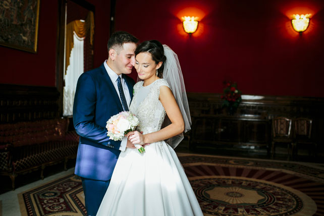 Легче ветра - свадьба на берегу, жених и невеста в загсе