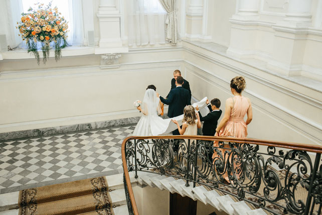 Легче ветра - свадьба на берегу, жених и невеста в загсе