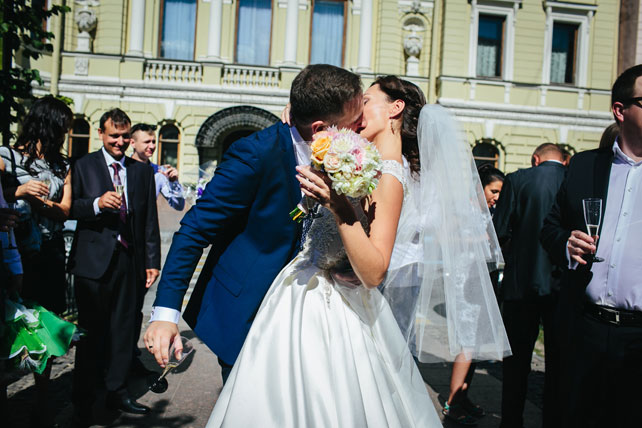 Легче ветра - свадьба на берегу, жених и невеста у загса