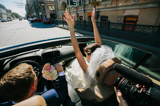 Легче ветра - свадьба на берегу, жених и невеста в кабриолете