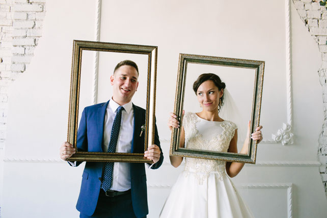 Легче ветра - свадьба на берегу, жених и невеста с рамками