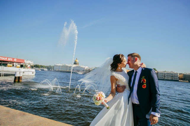 Легче ветра - свадьба на берегу, жених и невеста у фонтана