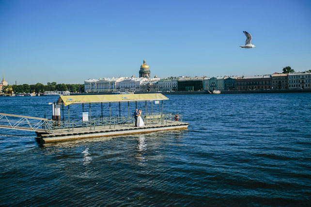 Легче ветра - свадьба на берегу, жених и невеста на причале