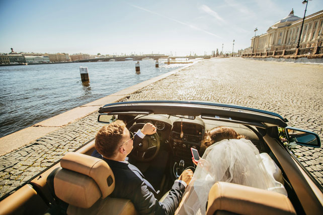 Легче ветра - свадьба на берегу, жених и невеста в машине едут по набережной