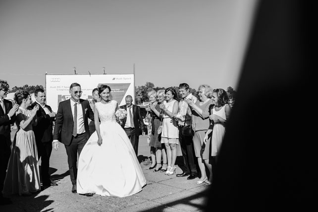 Легче ветра - свадьба на берегу, встреча молодоженов