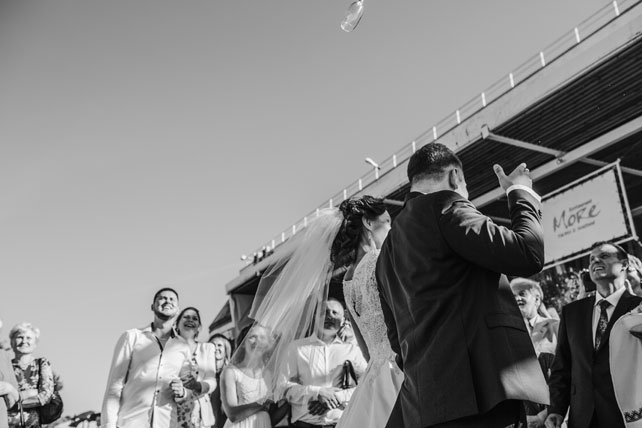 Легче ветра - свадьба на берегу, встреча молодоженов