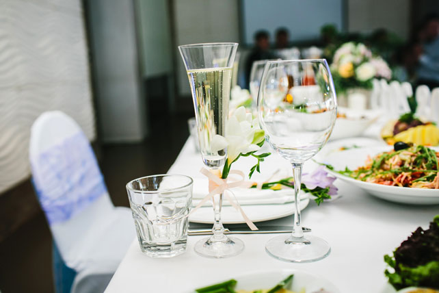 Легче ветра - свадьба на берегу, бокалы