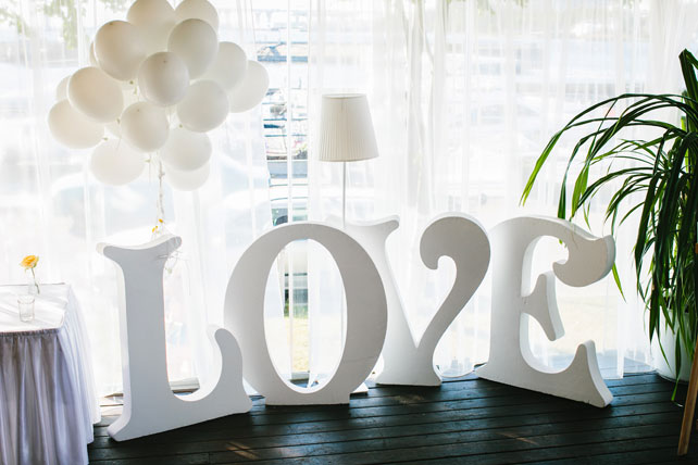 Легче ветра - свадьба на берегу, объемные буквы