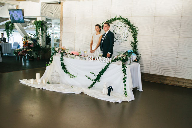 Легче ветра - свадьба на берегу, стол молодоженов