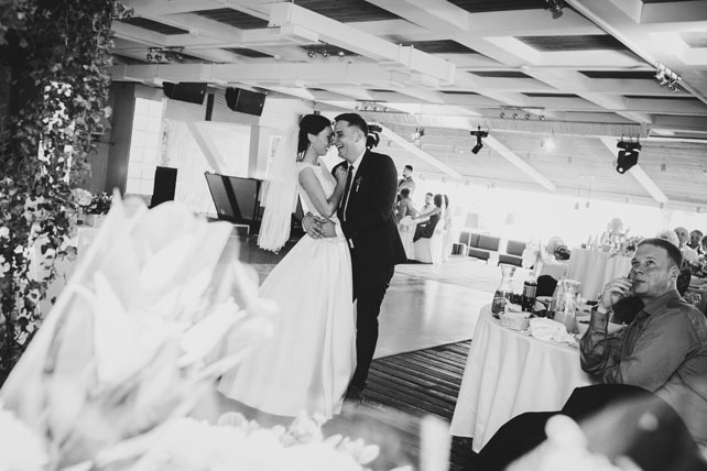 Легче ветра - свадьба на берегу, молодожены