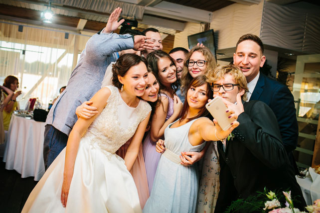 Легче ветра - свадьба на берегу, селфи с друзьями