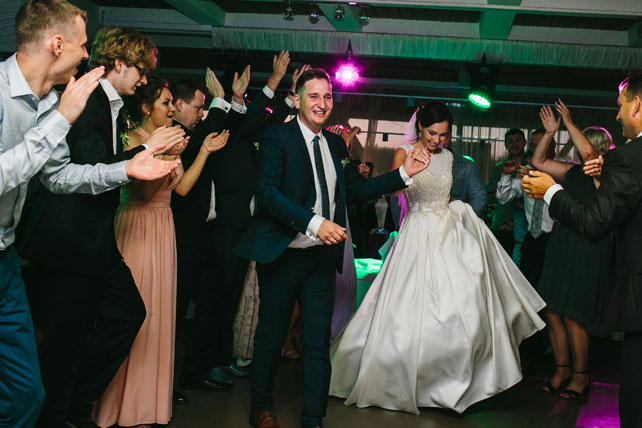 Легче ветра - свадьба на берегу, гости провожают молодоженов