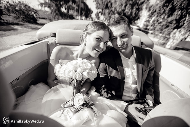 жених и невеста едут на церемонию