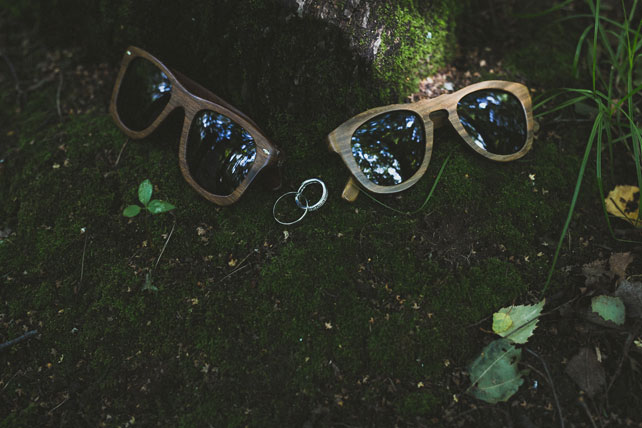Лесная свадьба, кольца и солнечные очки 