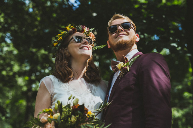 Лесная свадьба, жених и невеста в солнечных очках