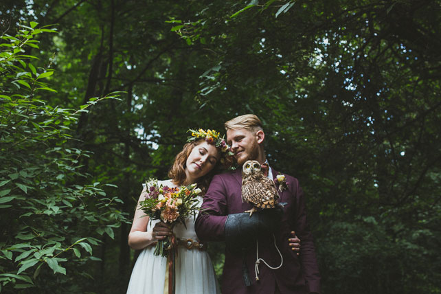 Лесная свадьба, жених и невеста с совой