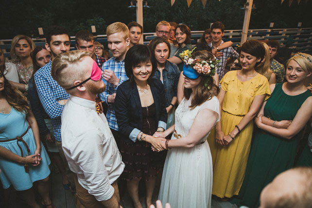 Лесная свадьба, жених и невеста с повязками