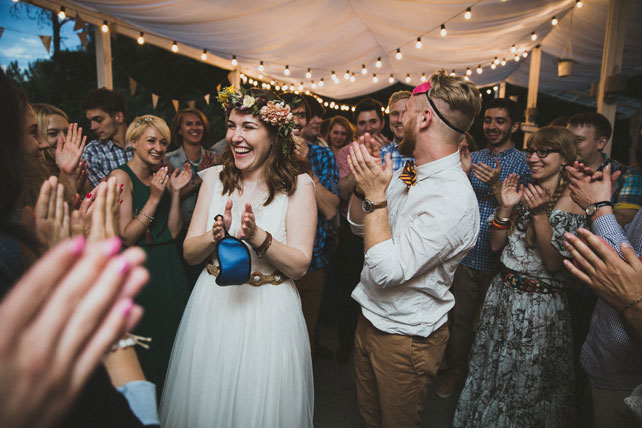 Лесная свадьба, жених и невеста с повязками