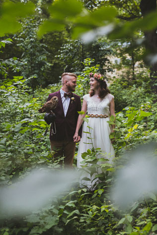 Лесная свадьба, жених и невеста в лесу