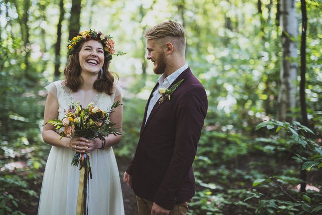 Лесная свадьба, жених и невеста в лесу
