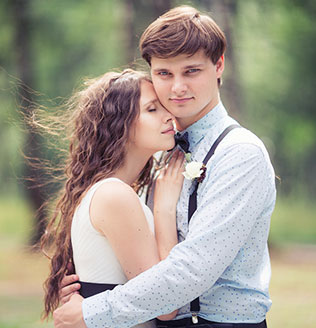 лесная свадьба в стиле бохо, жених и невеста