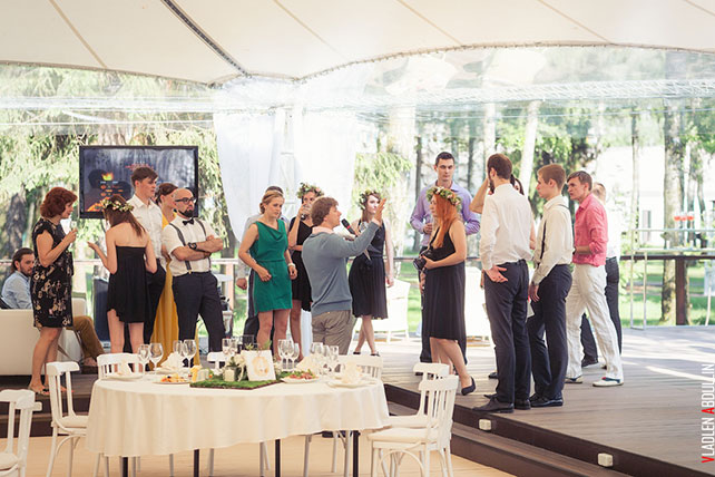 лесная свадьба в стиле бохо, банкет в шатре