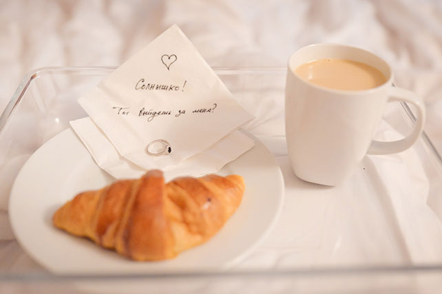 Свадьба в стиле эко-рустик, предложение замуж, чашка кофе с круасаном