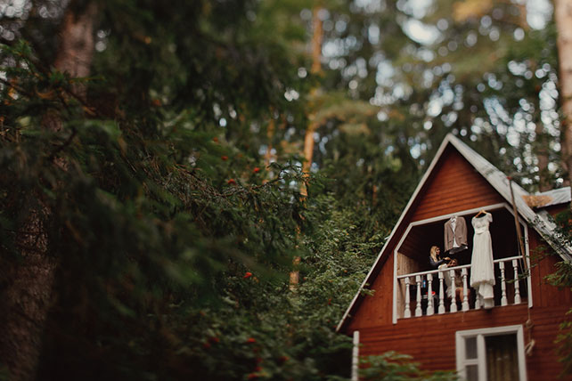 Свадьба в стиле эко-рустик, платье невесты и костюм жениха