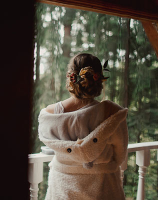 Свадьба в стиле эко-рустик, прическа невесты