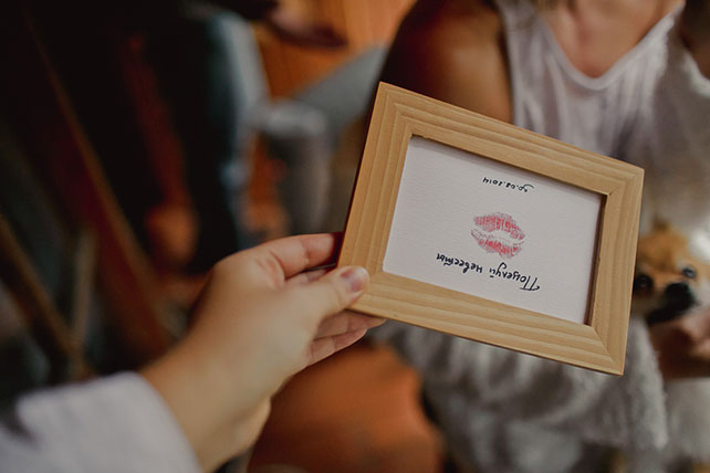 Свадьба в стиле эко-рустик, поцелуй невесты в рамочке