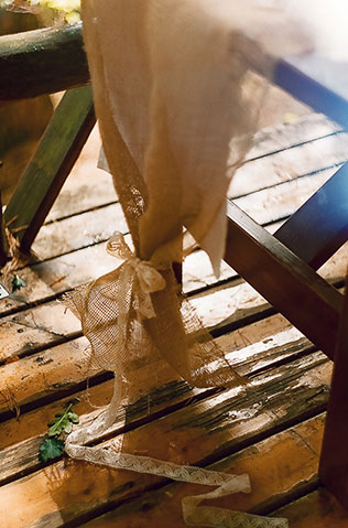 Свадьба в стиле эко-рустик, декор стола бантом и мешковиной