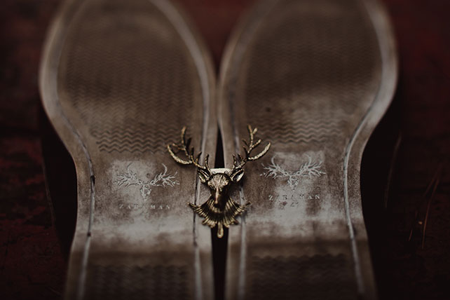 Свадьба в стиле эко-рустик, обувь жениха, оленьи рога в декоре