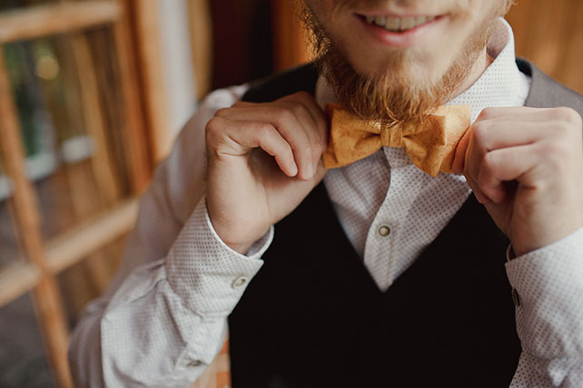 Свадьба в стиле эко-рустик, образ жениха - бабочка