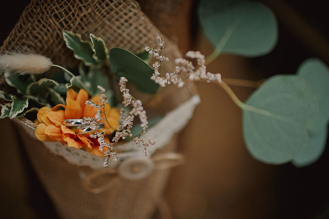 Свадьба в стиле эко-рустик, обручальные кольца на букете