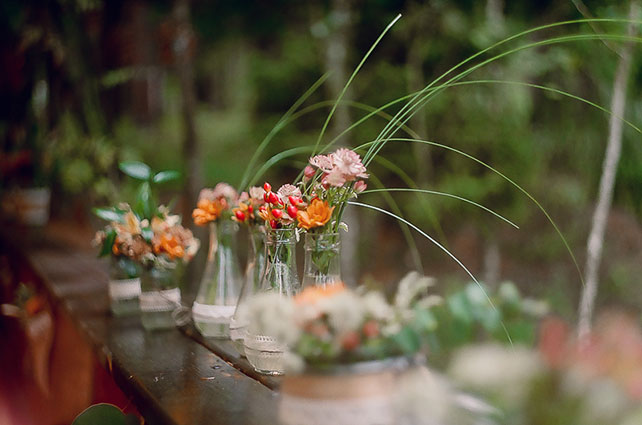 Свадьба в стиле эко-рустик, декор стола - вазы с цветами