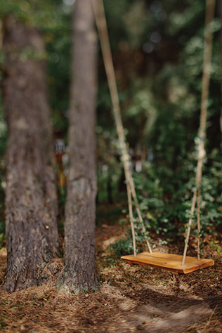 Свадьба в стиле эко-рустик, качели