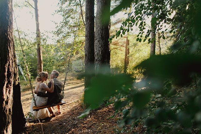 Свадьба в стиле эко-рустик, жених и невеста на качелях
