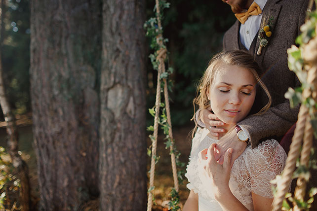 Свадьба в стиле эко-рустик, жених и невеста на качелях